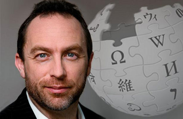 Jimmy Wales, autore dell'Enciclopedia più condivisa della storia, ne ha rivoluzionato il concetto stesso. Nella foto è insieme al logo di Wikipedia